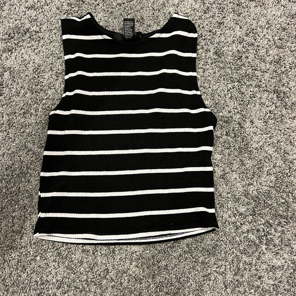 Cropped sleeveless shirt